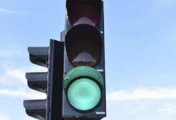 To give something the green light 給予批準(zhǔn)，開(kāi)綠燈.jpg