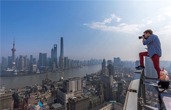 英國少年挑戰(zhàn)金茂大廈 這些照片嚇死寶寶了