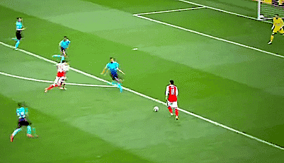 北京時(shí)間4月13日凌晨，歐冠四分之一決賽首回合，皇馬在客場(chǎng)2-1逆轉(zhuǎn)拜仁，下半場(chǎng)比賽，C羅梅開二度，完成了歐戰(zhàn)（歐冠97球）百球里程碑，成為了歐戰(zhàn)歷史第一人。