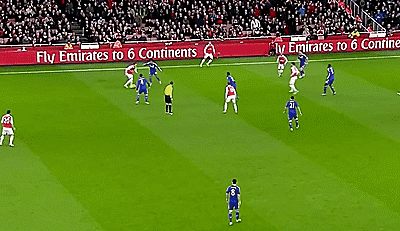 不停球傳球  One touch 不停球傳球也就是一腳出球，因此叫做One touch。同理也有Two touches等通過停球后觸球次數(shù)來界定傳球方式的名詞。