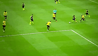 北京時(shí)間4月13日凌晨，歐冠四分之一決賽首回合，皇馬在客場(chǎng)2-1逆轉(zhuǎn)拜仁，下半場(chǎng)比賽，C羅梅開二度，完成了歐戰(zhàn)（歐冠97球）百球里程碑，成為了歐戰(zhàn)歷史第一人。