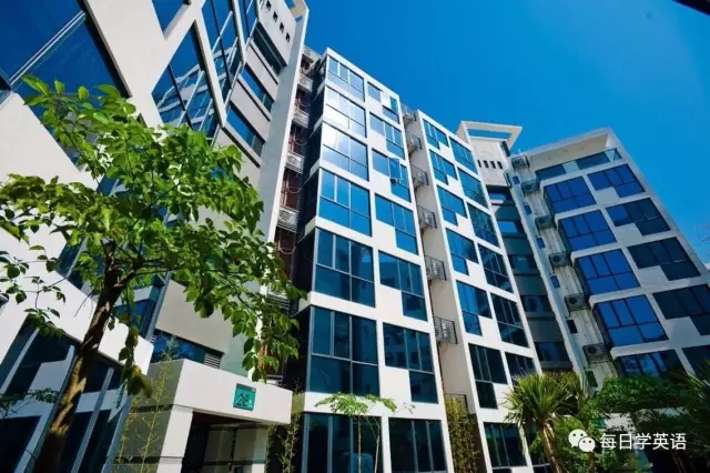 Hello 大家好，歡迎收聽每日學(xué)英語，我是小編Cynthia。有時(shí)我們常常會(huì)聽到別人問起：Where do you live?而很多人的回答是：“I live in my house.”其實(shí)這部分人心里想的是：“我住在家里”，但其實(shí)他們住的并不是真正意義上的house。那么在英語中，house究竟具體指什么樣的房子呢？小編這就來為你解答。