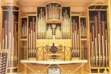 絲竹入耳悠長(zhǎng)，點(diǎn)滴英文留香。