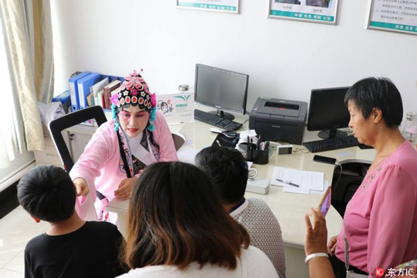 醫(yī)生穿京劇戲服接診引質(zhì)疑 回應(yīng):希望增加親切感